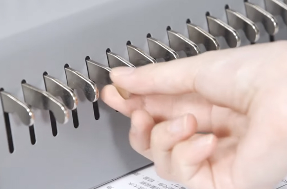 01 Deli 3873 Wideo z obsługą maszyny do wiązania grzebieni