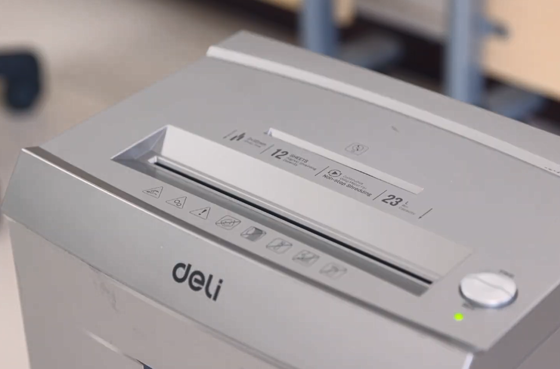 01 Niszczarka do papieru Deli ET095