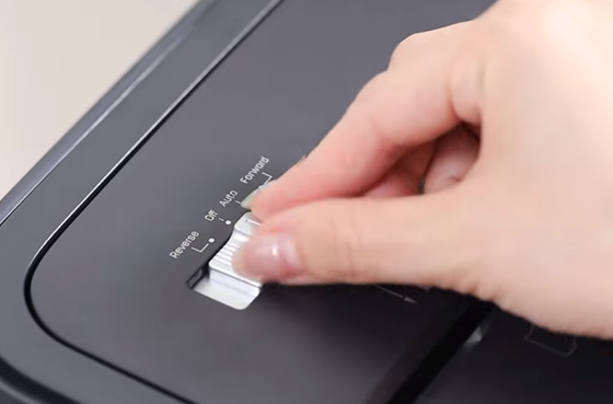 01 Deli E9939 Przenośna niszczarka papieru