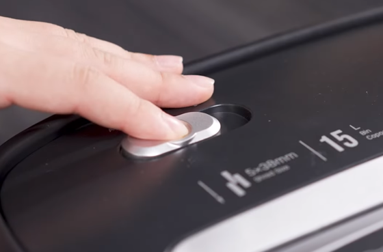 01 Niszczarka do papieru Deli E9947